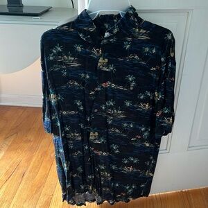 Men’s Hawaiian short sleeve button down. Size large